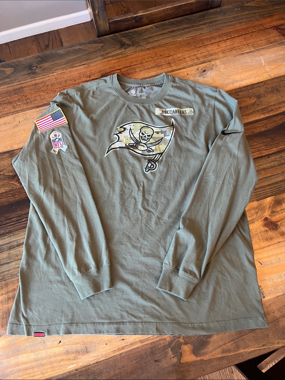 Nike Men's Tampa Bay Buccaneers 2021 Salute To Service Long Sleeve T-Shirt XL